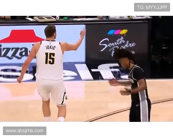 兰德尔挡拆单打对位约基奇时更偏组织，拉开进攻空间